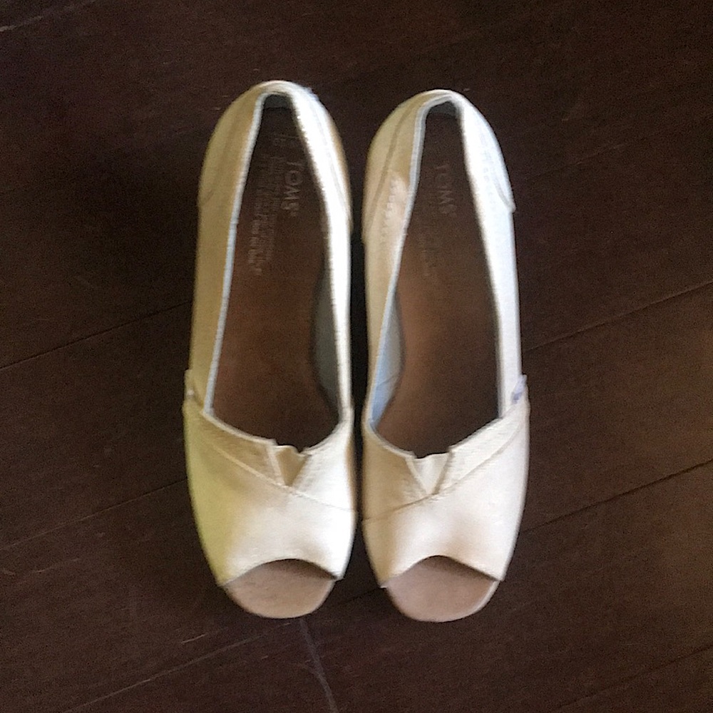 Never worn Toms. They have a sparkly white canvas overall including the heel.
